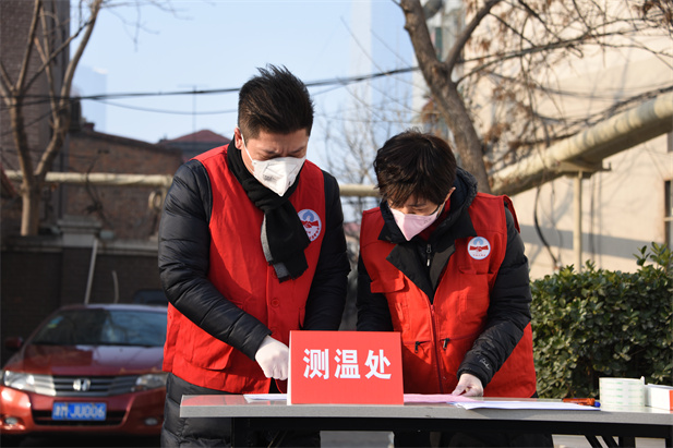 2020年2月，，在公司认领的无物业治理执勤点位上，，党员在执勤点位上工作.jpg