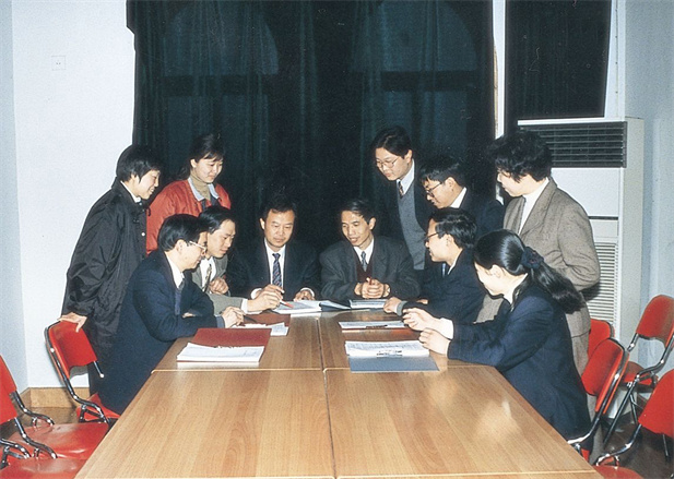上世纪90年代，，，侯惠民携带研发科研人员和企业科研人员一路互换。1996年侯惠民当选中国工程院院士。.jpg