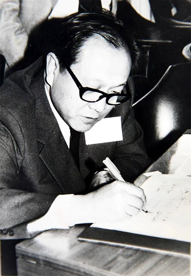 1979年，，世界卫生组织调查确证我国已于60年代初扑灭天花。。12月，，北京生研所所长章以浩作为全球扑灭天花证实委员会成员，，在全球扑灭天花证书上具名。。次年5月，，世界卫生组织第33届世界卫生大会颁发全球已扑灭天花.jpg