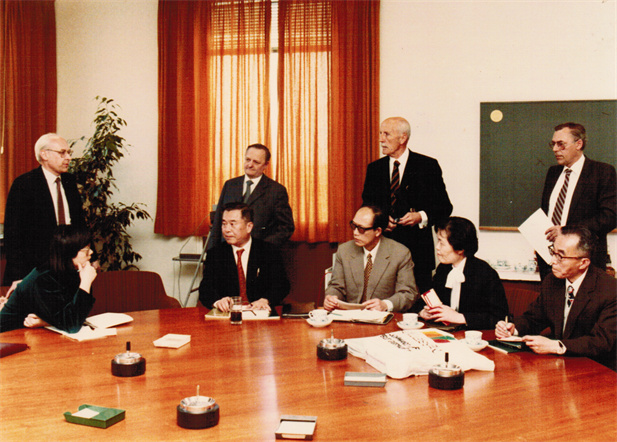 1978年，，许文思携带上海医药工业钻研院代表团在德国赫斯特公司调查。。。1994年许文思当选首批中国工程院院士。。。.jpg