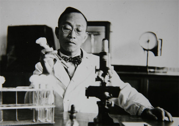 1955年，，汤飞凡主持的沙眼钻研小组分离出世界上第一株“沙眼衣原体”，，定名为TE8，，后在国际医学界引起巨大反映，，为我国赢得了荣誉，，为我国微生物学界争得了庆幸.jpg