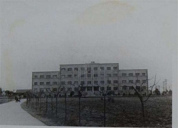 1958年，，成都生物制品钻研所成立。。。通过几年的机构调整、、、刷新和建设，，我国建成了北京、、、长春、、、成都、、、兰州、、、上！！、、、武汉六大生物制品钻研所。。。它们既是出产又是钻研机构，，逐步成为本地域利用微生物学、、、免疫学钻研开发基地及免疫接种科学技术的领导中心.jpg