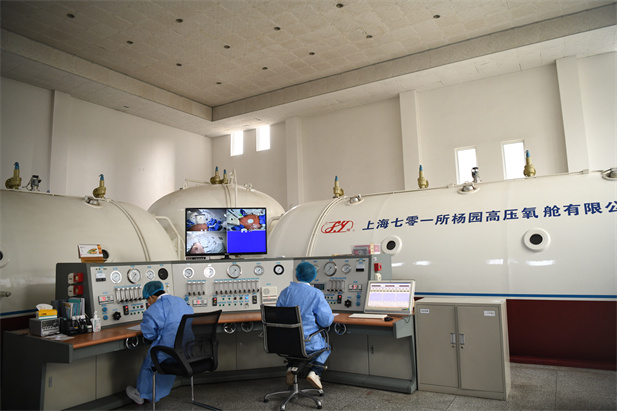 2020年2月，，，星际娱乐官网东风总医院使用高压氧舱技术医治新冠肺炎。.jpg