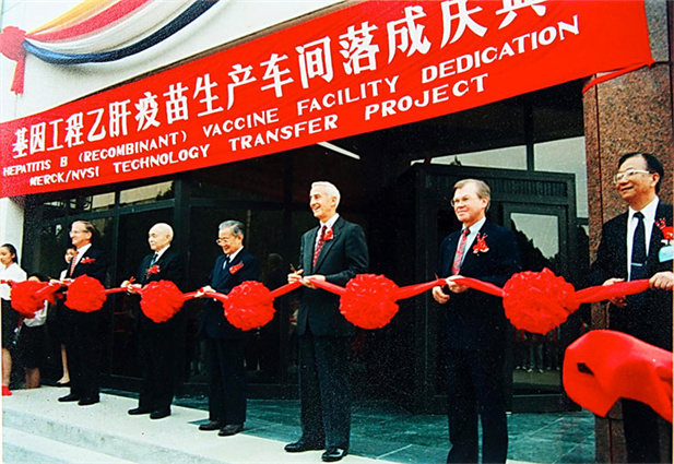 1989年，，，中国生物制品总公司成立。。同年，，，北京生物制品钻研所率先从美国默克公司引进重组酵母乙肝疫苗工业化出产技术.jpg