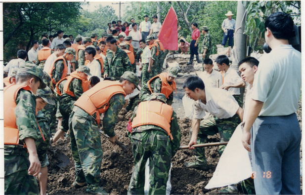1998年8月15日，，，太极集团派出41名员工组成抗洪抢险队，，，赴湖北荆州抗洪抢险。。。.jpg