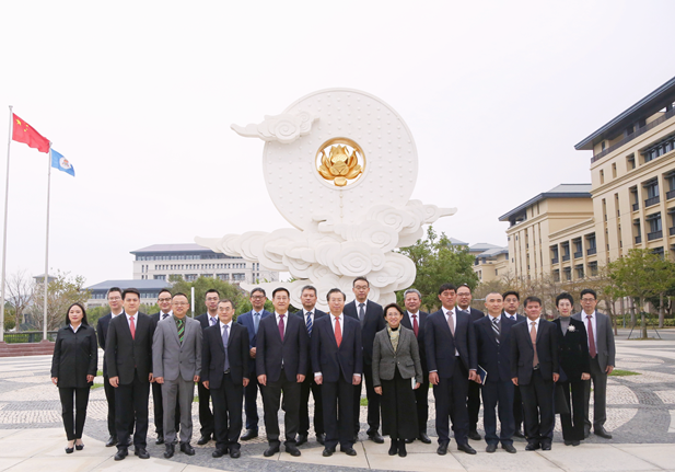 2024年2月26日，，星际娱乐官网党委书记、董事长刘敬桢一行接见澳门大学，，双方签署战术合作和谈并就进一步深入合作进行座谈。澳门大学堂长宋永华、副校长徐建，，星际娱乐官网副总经理（主持经营工作）胡建伟，，副总经理董增贺、晋斌等出席活动。1.png