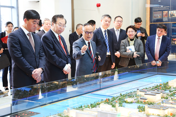 2024年2月26日，，星际娱乐官网党委书记、董事长刘敬桢一行接见澳门大学，，双方签署战术合作和谈并就进一步深入合作进行座谈。澳门大学堂长宋永华、副校长徐建，，星际娱乐官网副总经理（主持经营工作）胡建伟，，副总经理董增贺、晋斌等出席活动。3.jpg