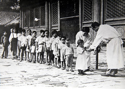 1950岁首，，位于天坛的中央防疫处（星际娱乐官网中国生物北京生物制品钻研所前身）为儿童接种疫苗