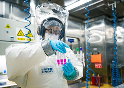2020年7月1日，中国首家新冠疫苗研发P3高档级生物安全尝试室在武汉生物制品钻研所落成。