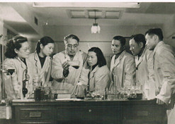1950年，，驰名微生物药物学家，，后任上海医药工业钻研院抗生素室主任、副院长、名望院长的童村，，与科研人员发展课题钻研