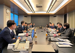 2023年12月19日至21日，，刘敬桢一行与韩美药品社长林珠贤、CEO朴宰贤等进行座谈互换