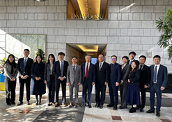 2023年12月19日至21日，，刘敬桢一行在与大熊制药总经理朴聖秀、全球事业部部长金度荣、中国是业组组长文智英等座谈